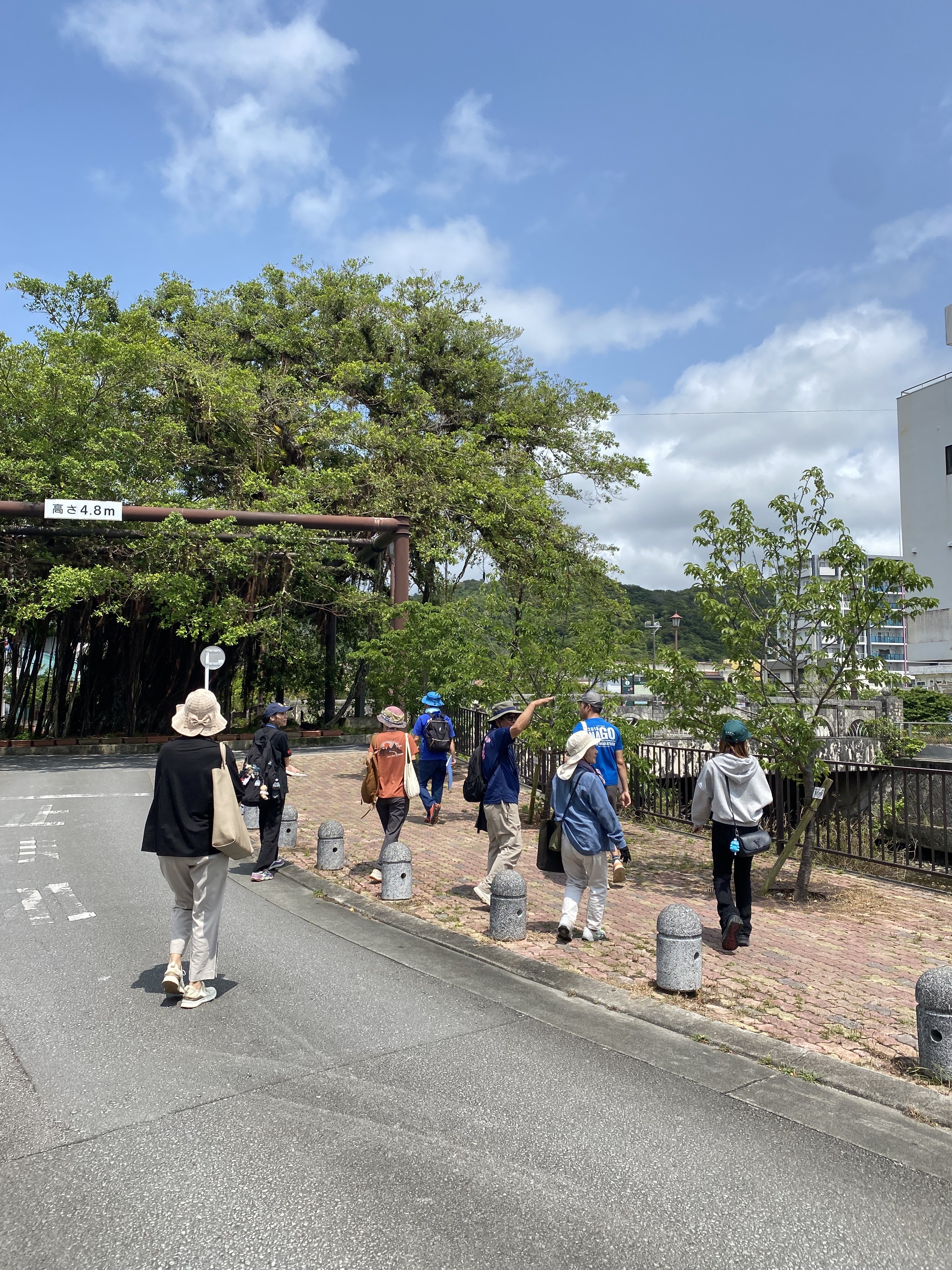 ガイドが観光客にまちの歴史を案内する様子