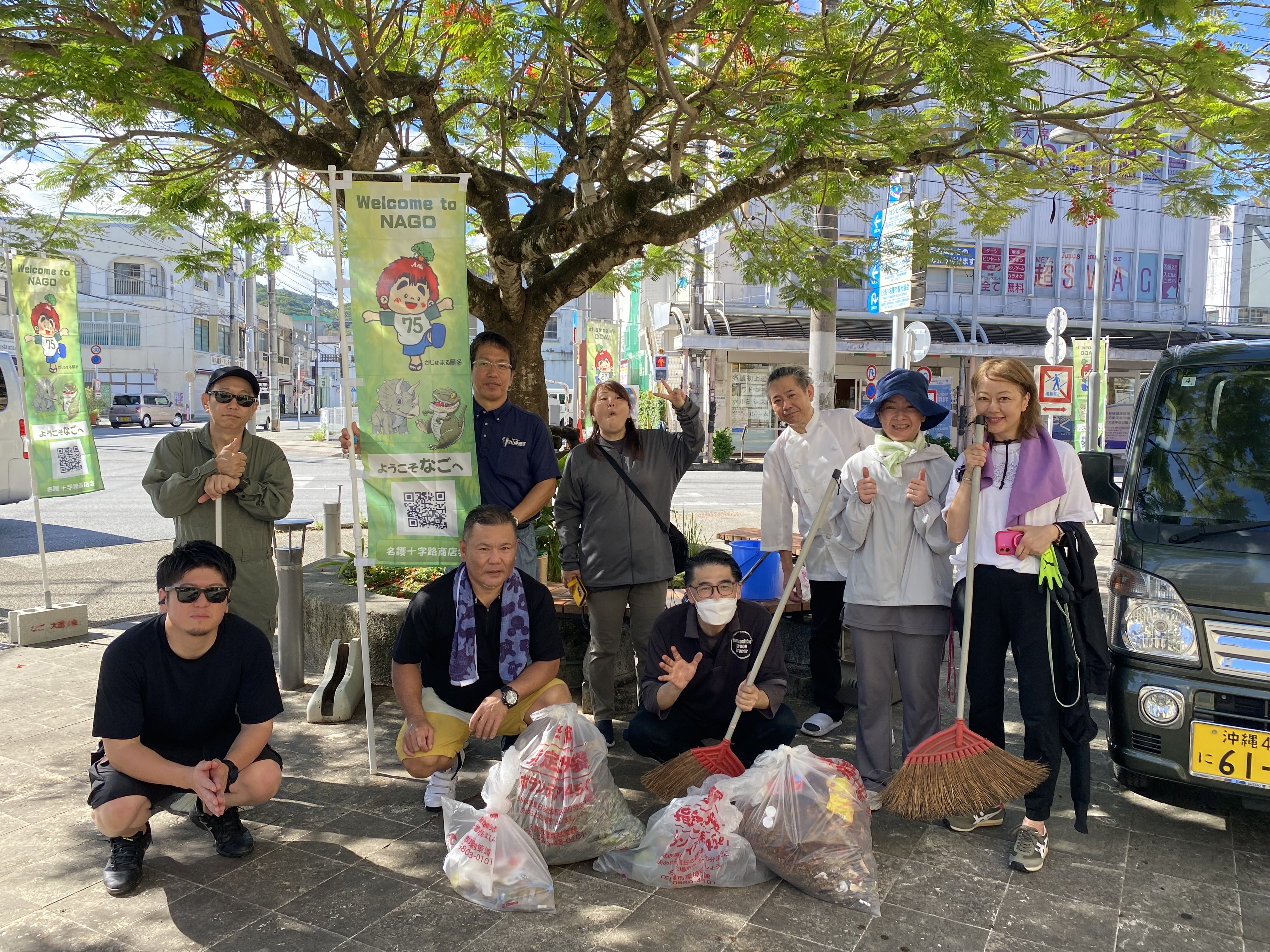 屋外イベントで笑い合う人々